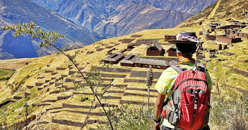 Widok na inkaskie ruiny Huchuy Qosqo w Peru podczas jednodniowego trekkingu do ruin