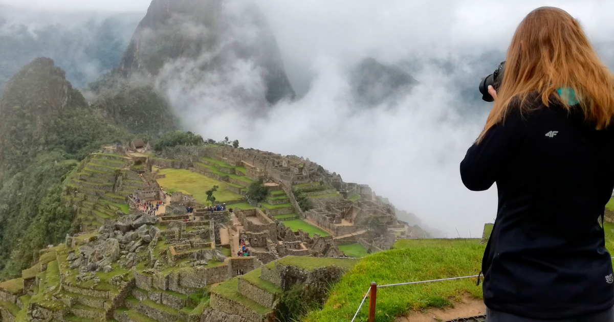 Widok na inkaskie ruiny Machu picchu z punktu widokowego, idealnego na robienie zdjęć.