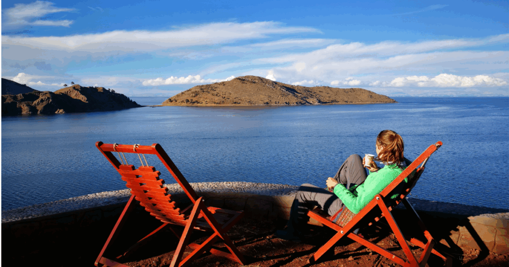 Widok na jezioro Titicaca w Peru, idealne miejsce dla osób szukających wyciszenia, spokoju, odpoczynku.