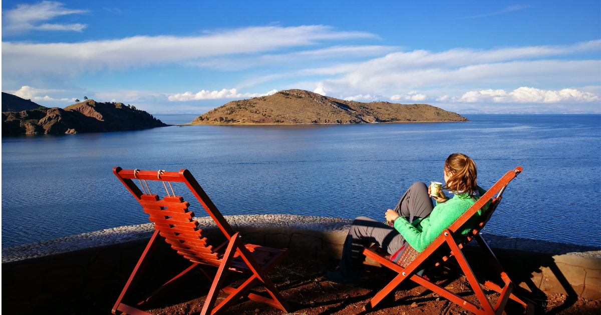 Widok na jezioro Titicaca w Peru, idealne miejsce dla osób szukających wyciszenia, spokoju, odpoczynku.