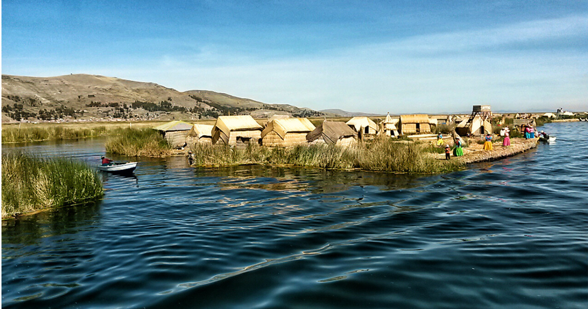 Jedna z licznych wysp pływających Uros na jeziorze Titicaca po stronie Peru