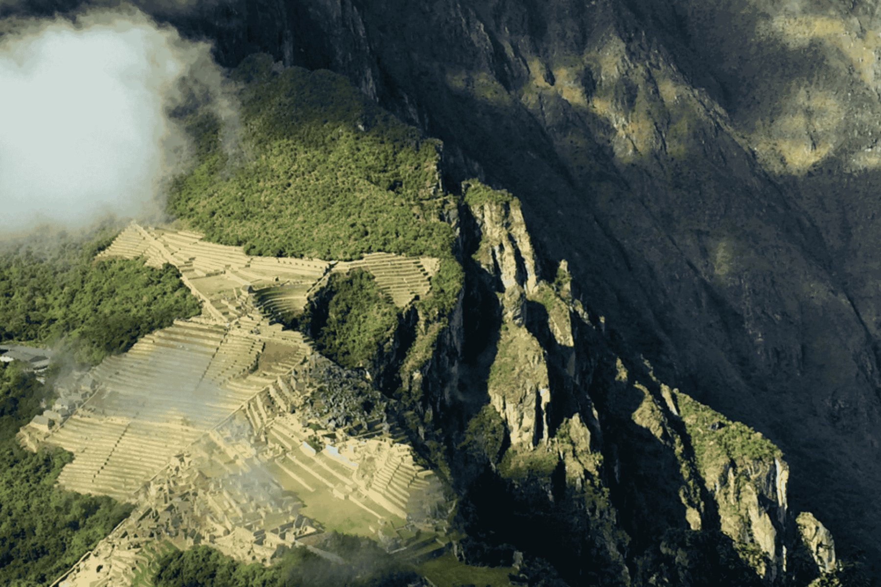 Widok na inkaskie ruiny Machu Picchu ze szczytu Huayna Picchu podczas realizacji trasy Peru wycieczki spersonalizowane