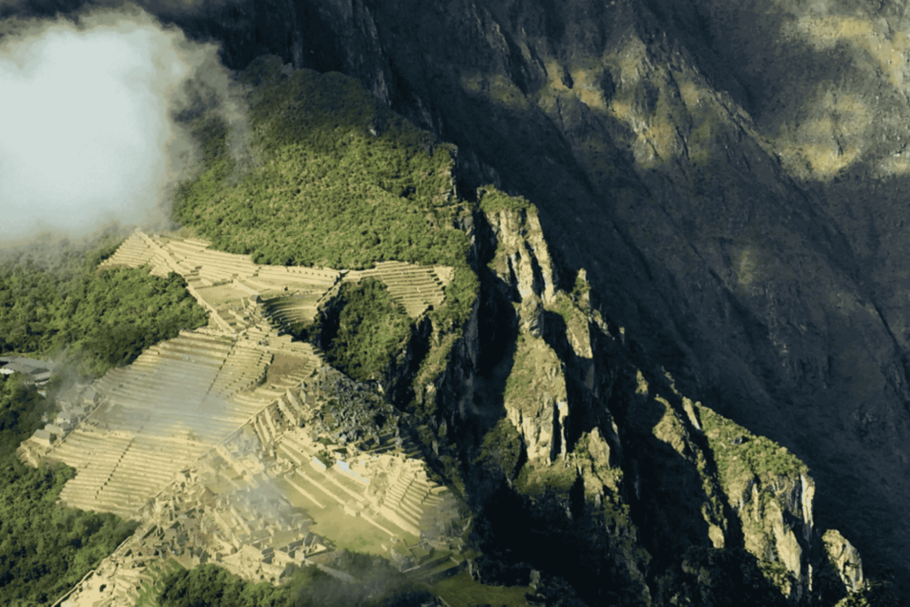 Widok na inkaskie ruiny Machu Picchu ze szczytu Huayna Picchu podczas realizacji trasy Peru wycieczki spersonalizowane