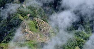 Aktualnie zwiedzając najsłynniejsze inkaskie ruiny w Peru należy zastanowić się jakie trasy zwiedzania Machu Picchu wybrać by mieć szansę zrobić zdjęcie Machu Picchu z wysokości tak jak pokazuje to zdjęcie.