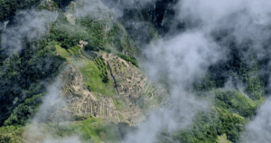 Aktualnie zwiedzając najsłynniejsze inkaskie ruiny w Peru należy zastanowić się jakie trasy zwiedzania Machu Picchu wybrać by mieć szansę zrobić zdjęcie Machu Picchu z wysokości tak jak pokazuje to zdjęcie.