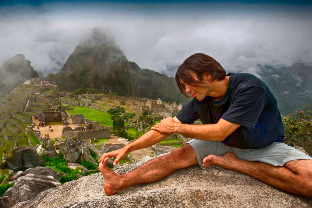 turysta uprawiajacy joge i pilates w peruwianskich andach