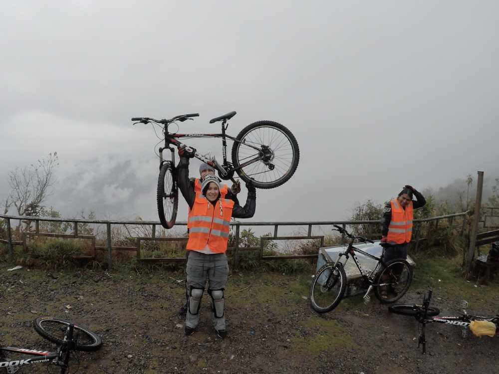 Turysci zjezdzajacy na rowerach w peruwianskich Andach