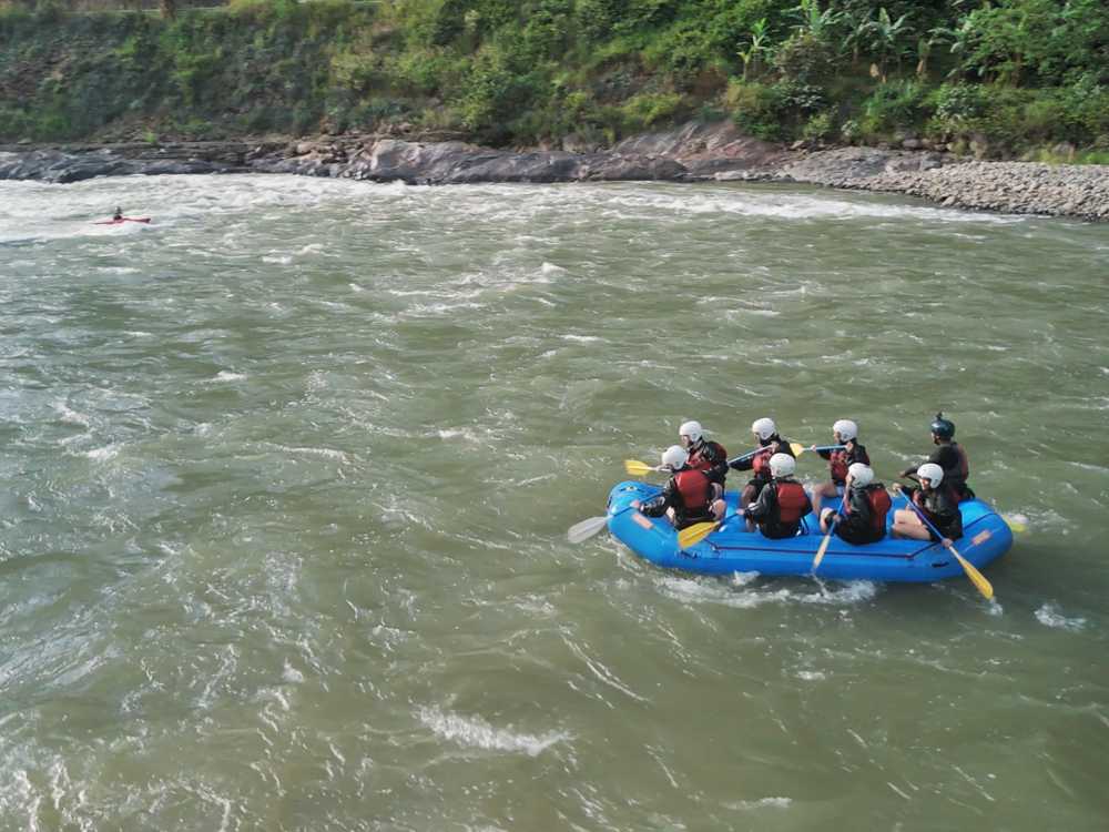 turyści korzystajacy z przygody robiac rafting w Cusco