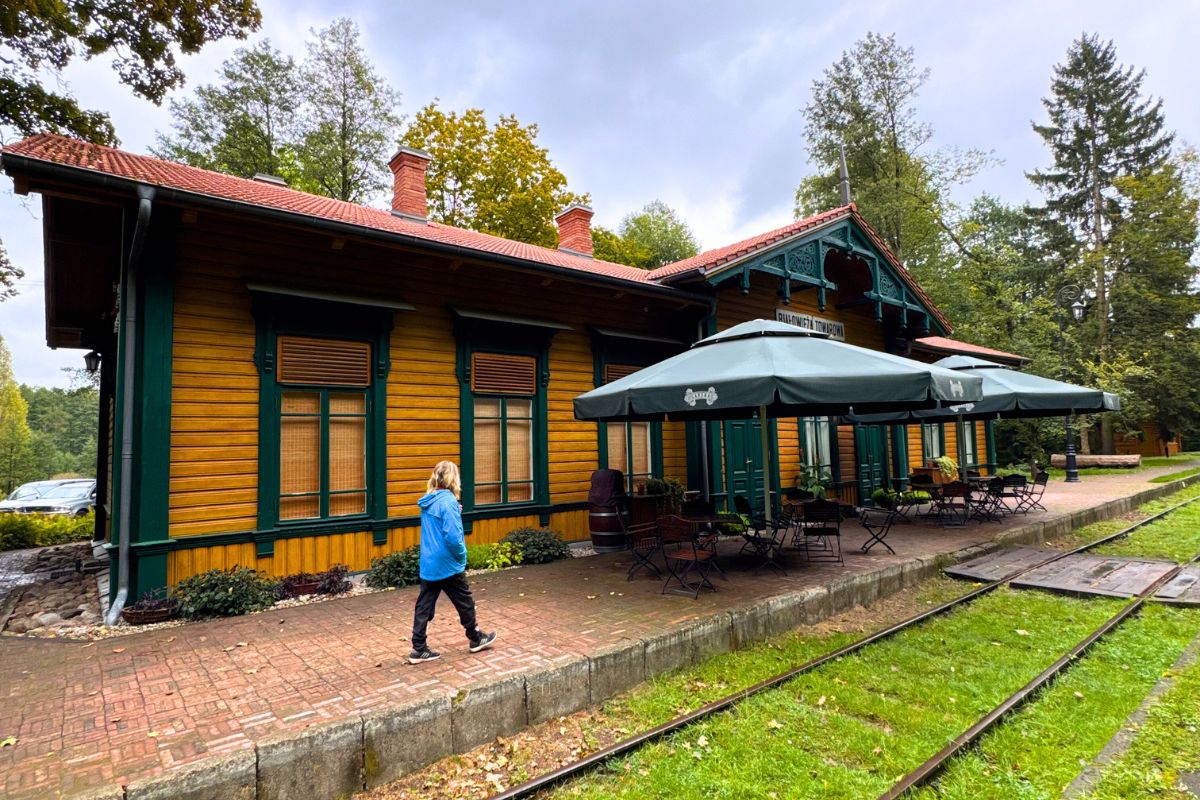 Zabytkowa stacja Białowieża Towarowa i Restauracja Carska – historyczna architektura w sercu Puszczy Białowieskiej.
