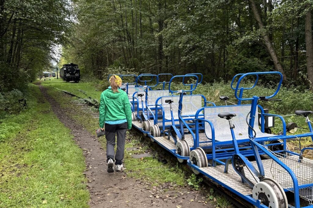 Turysta przygotowuje się na drezyny w Puszczy Białowieskiej – aktywna regeneracja na Podlasiu to jest prawdziwy Podlaski Reset.