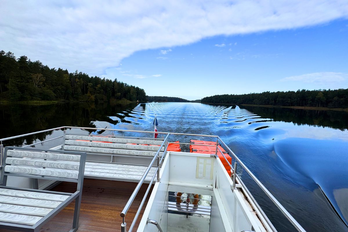 Katamaran płynący po jeziorze w Augustowie – relaks w rytmie slow na wodzie