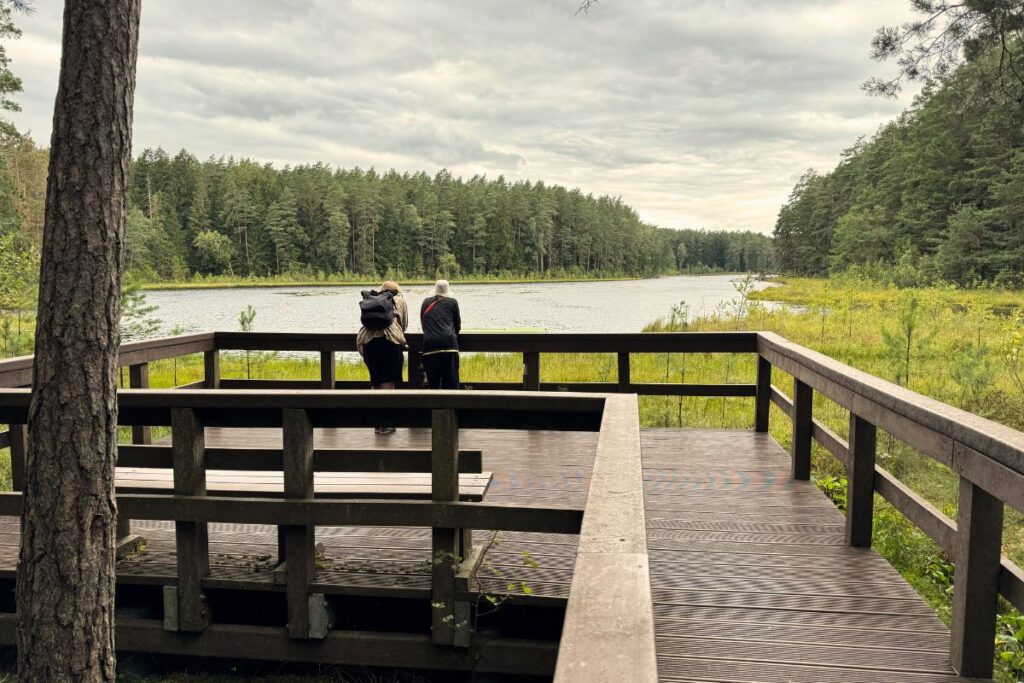 Para turystów na drewnianej kładce nad jeziorem Suchar w Wigierskim Parku Narodowym – wspólna aktywna regeneracja.